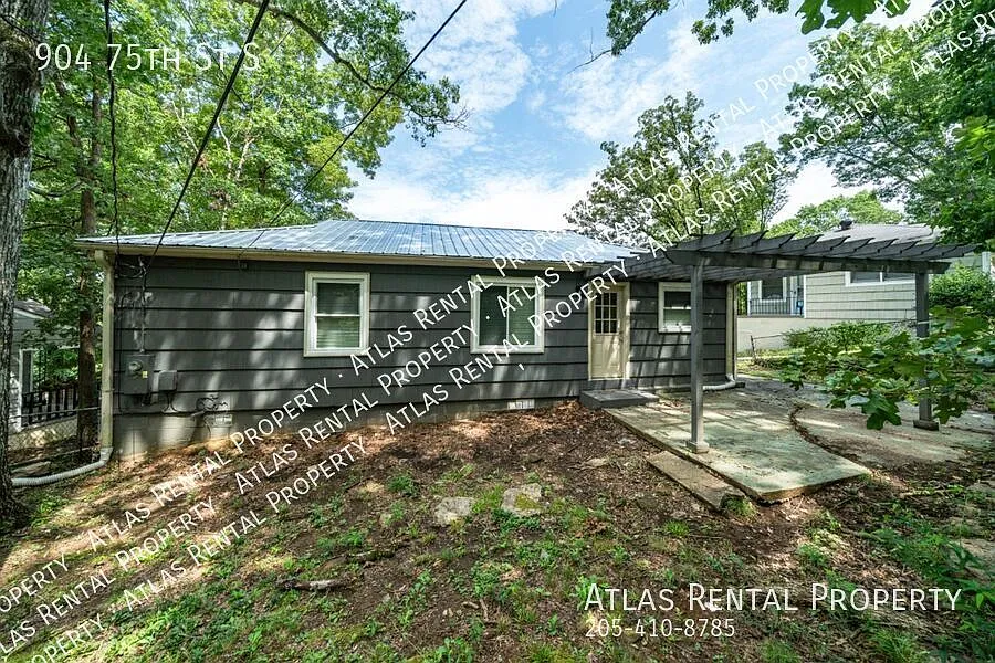 3 bedrooms and 1 bathroom home- Won't last long! — Photo 2