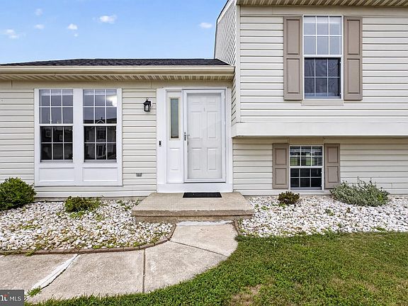 3rd image of 112 Ermine Dr
