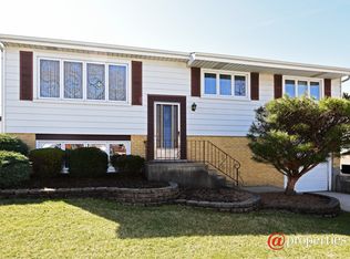 8829 W 92nd St, Hickory Hills, IL