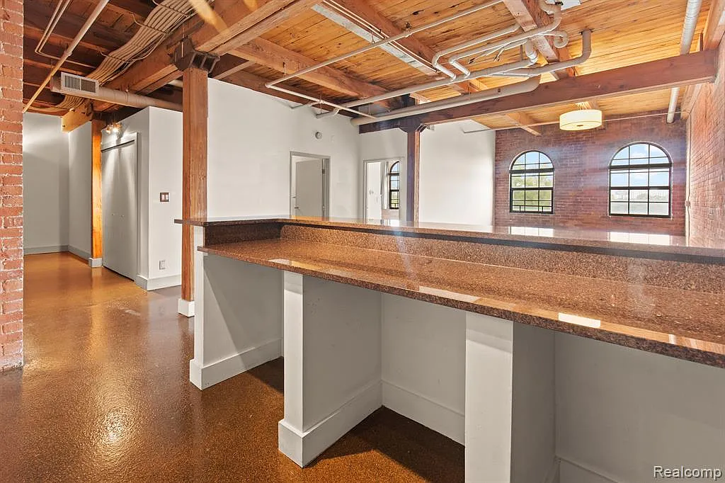 1 bed, 1.0 bath, 11022 sqft, $1,650 — Photo 3