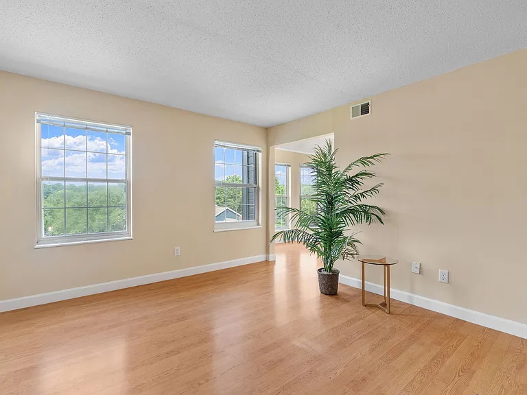 The Pawn - 1 Bed / 1 Bath - 631-661 Sq.Ft.