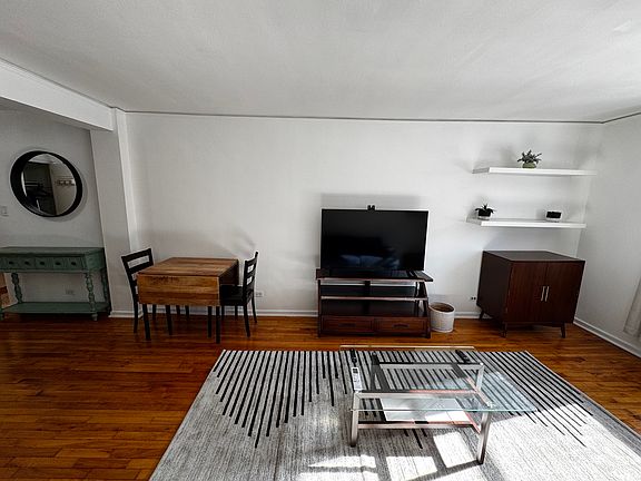 5th image of 305 W 18th St APT 2D