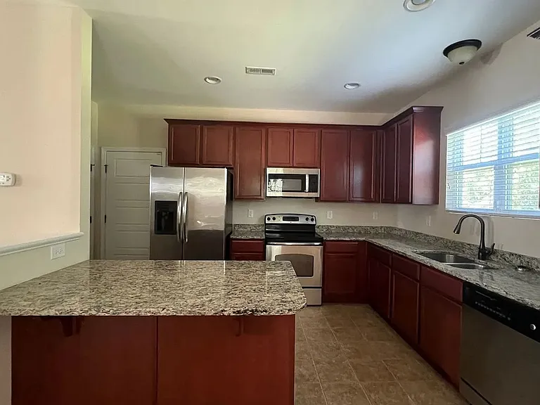 44 Salisbury Ln — Photo 6