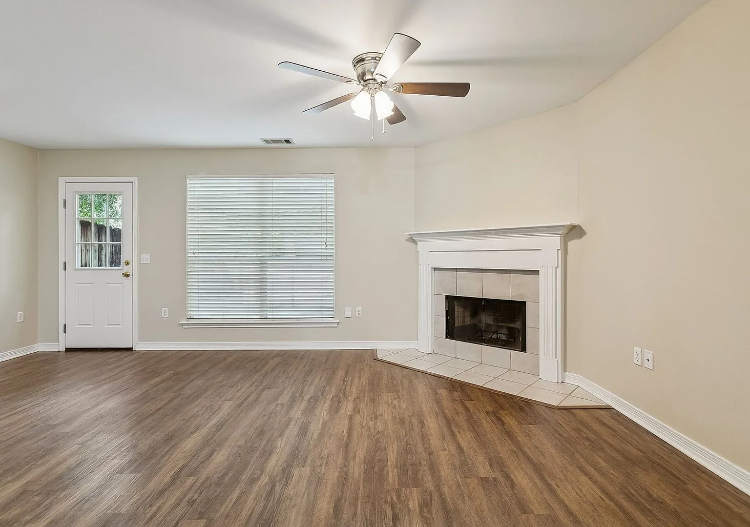 3BR/2.5BA Townhome Garage + Backyard Great Schools — Photo 3