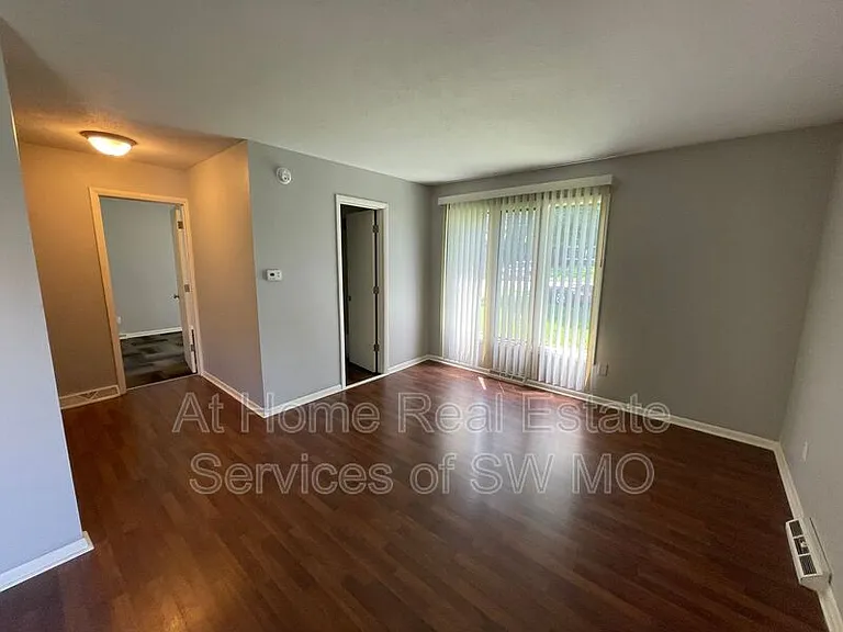 1343 E Elm St — Photo 3