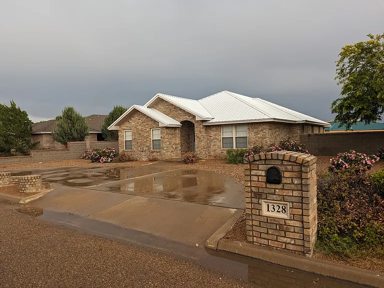 1328 Oakwood Cir — Photo 2