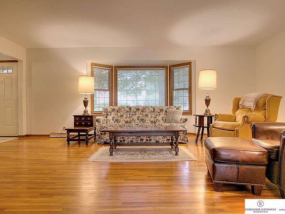 3rd image of 523 S 119th St
