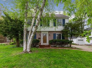 1377 Elmhurst Dr NE, Cedar Rapids, IA 52402