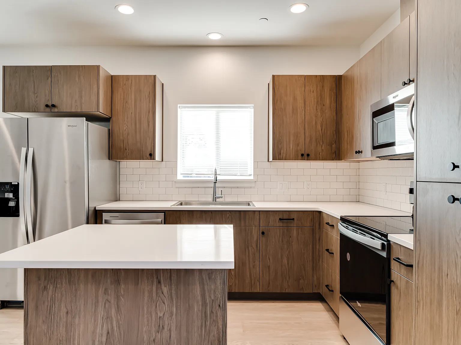 1 bed, 1.5 bath, 940 sqft, $1,649 — Photo 3