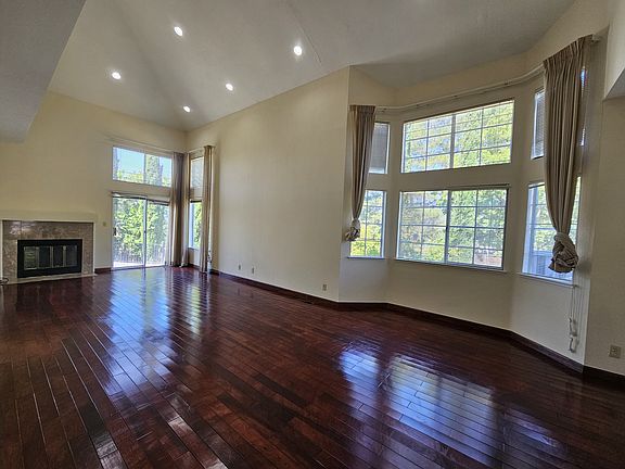 Large Hall/Living Room with lot of sun light & LED recess lighting