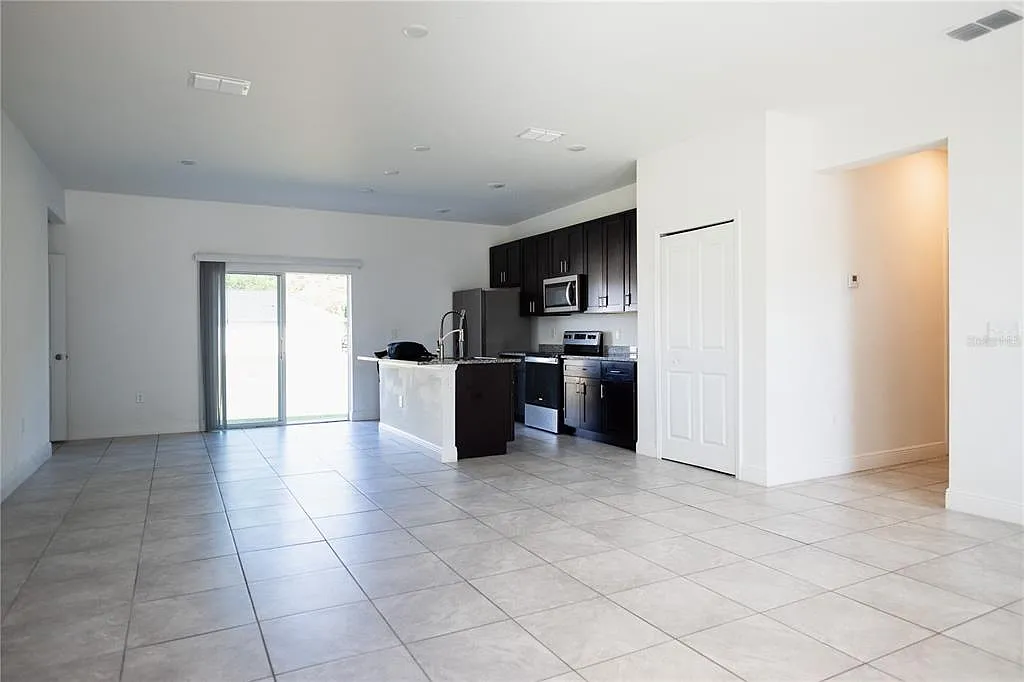 Building Photo - 422 Marion Oaks Crse