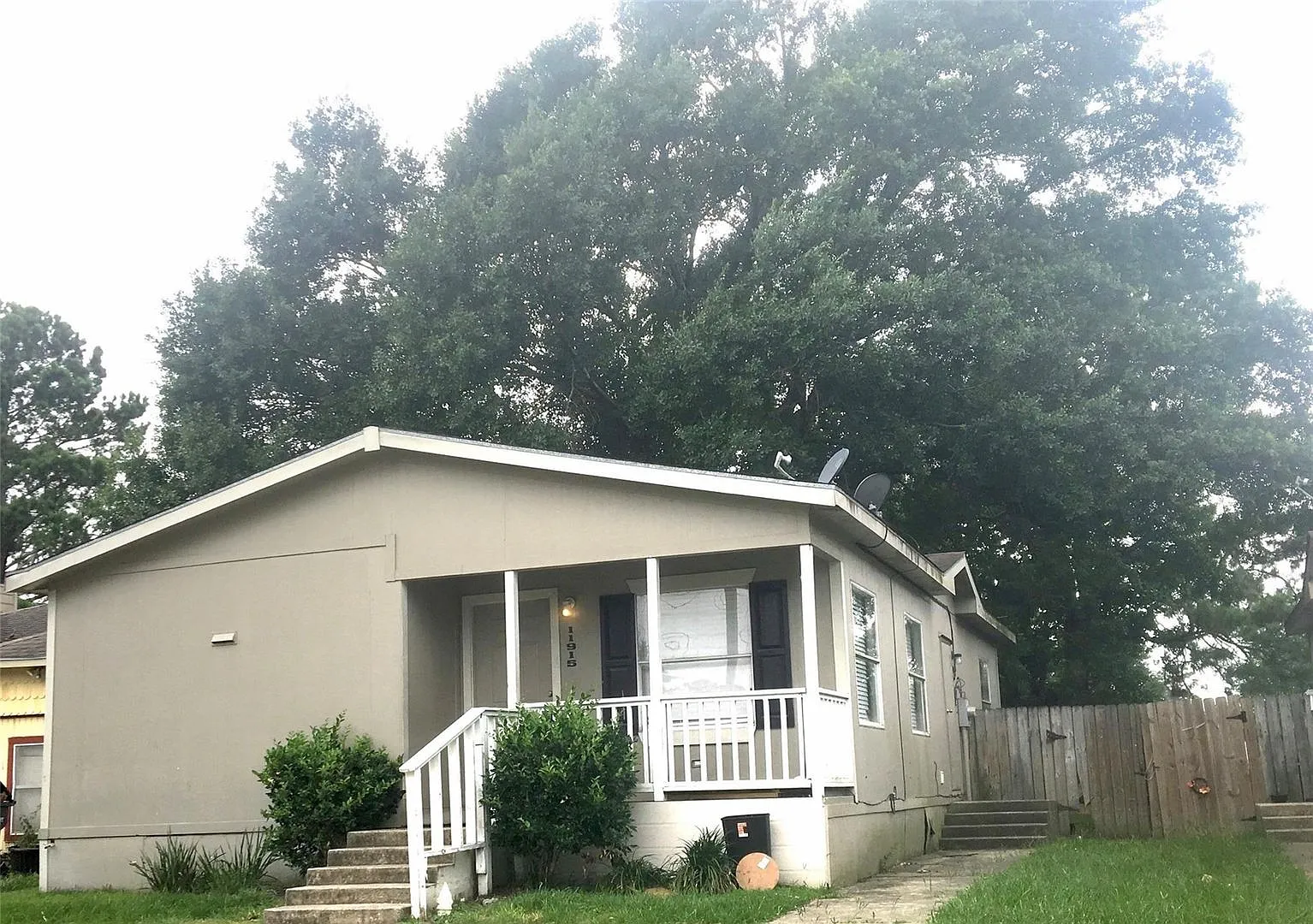 Spacious And Clean 3 Br House - Looking For The Right People To Call Home! — Photo 1