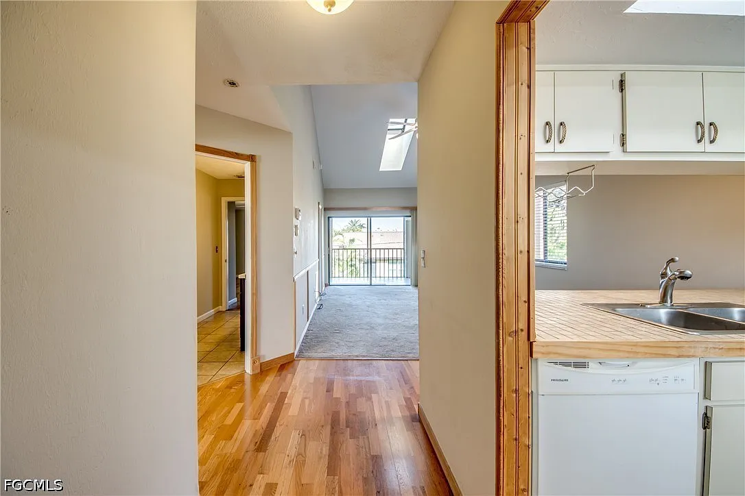 2 bed, 1.0 bath, 818 sqft, $1,200 — Photo 2