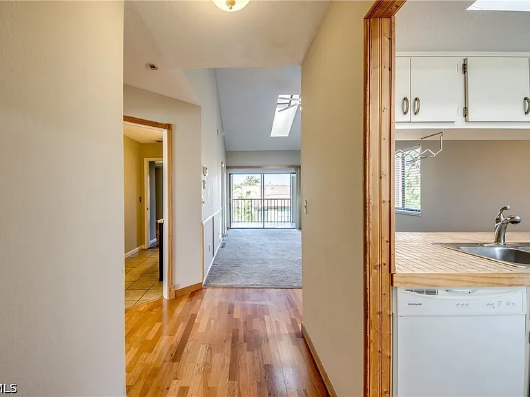 4616 SE 6th Ave #202 — Photo 2