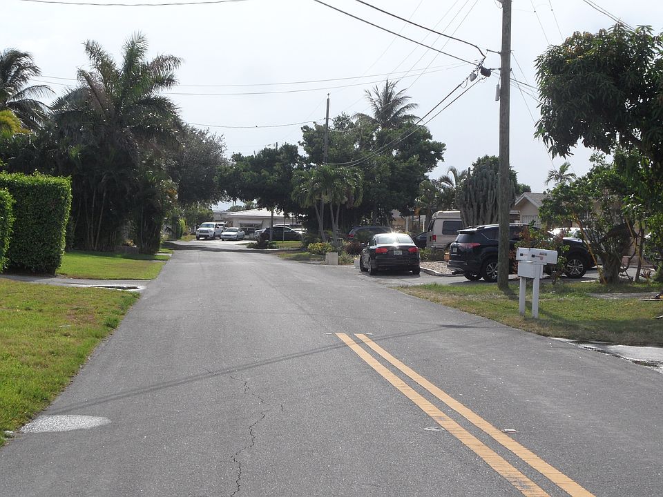 Exterior Neighborhood (street photo)