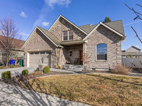 3rd image of 1805 S Shamrock Dr