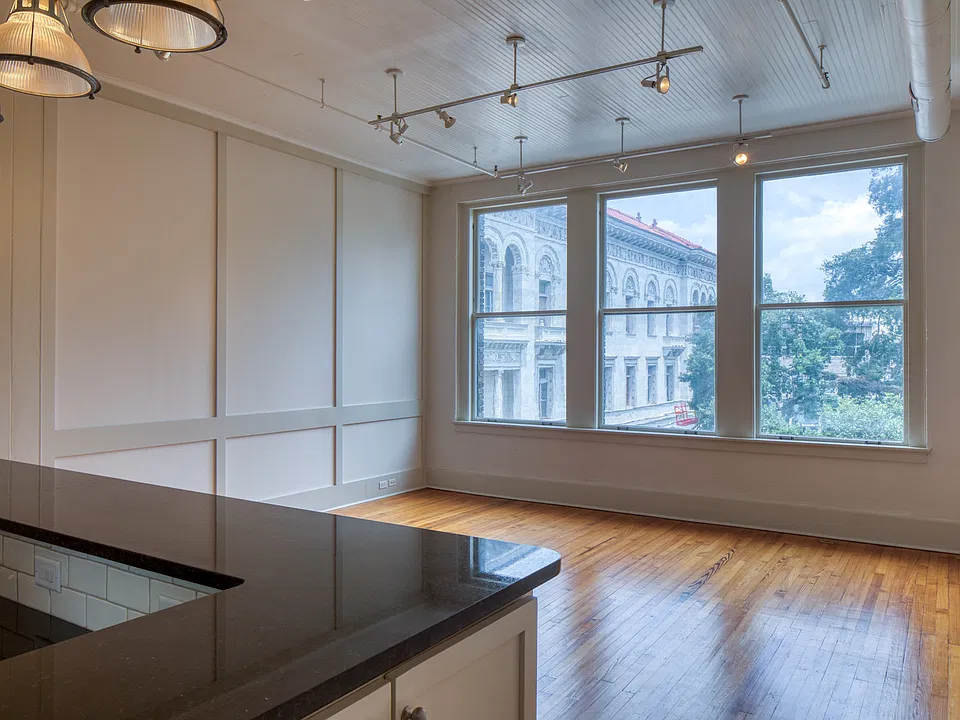 11 W York St