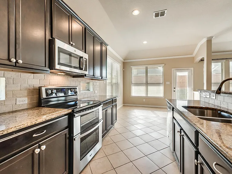 1404 Nacona Dr — Photo 6