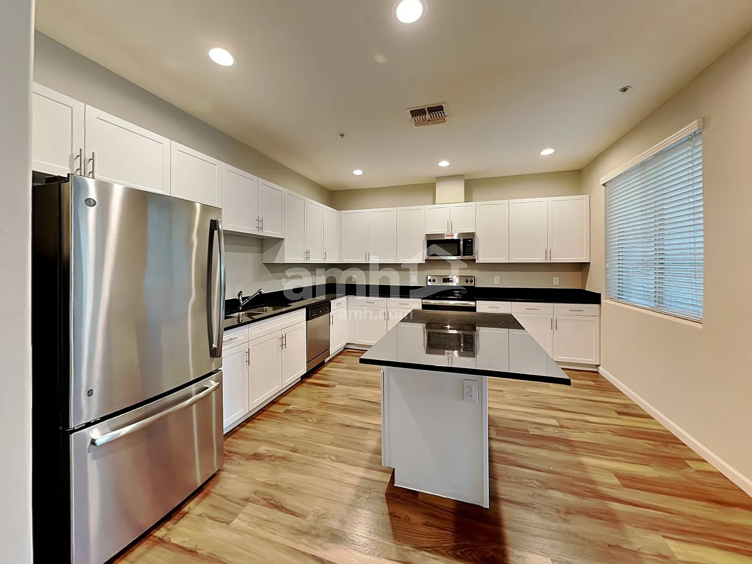3 bed, 2.5 bath, 2077 sqft, $1,950 — Photo 4