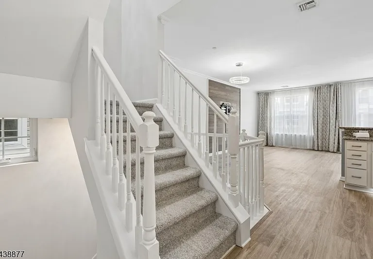 612 Lopez Ln — Photo 2