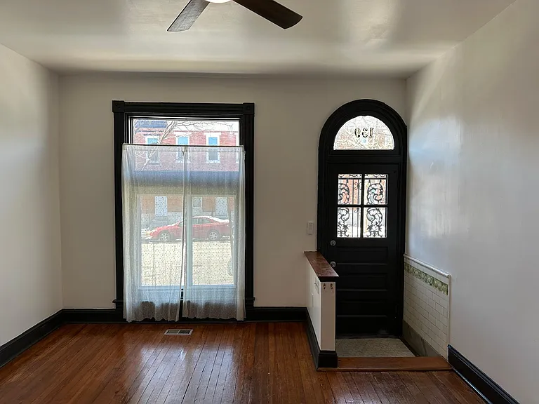 139 N Linwood Ave — Photo 3