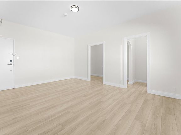 3rd image of 1475 W Adams Blvd #205