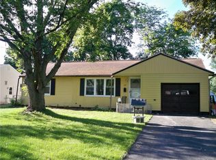 227 Lynnhaven Dr, North Syracuse, NY 13212