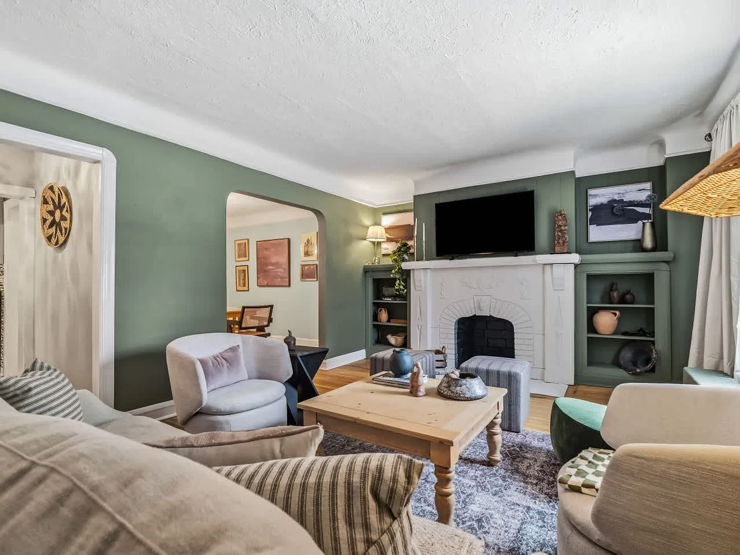 4 bed, 2.0 bath, 1614 sqft, $4,912 — Photo 3