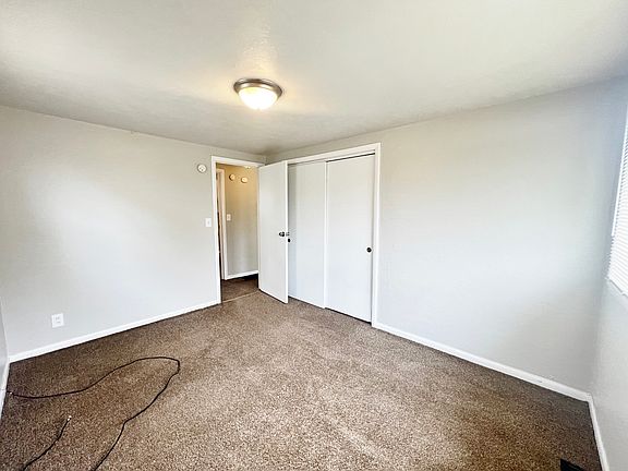 4th image of 811 E Lake Ave