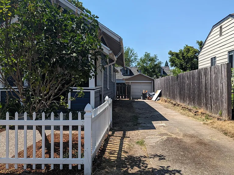 275 23rd St NE — Photo 3
