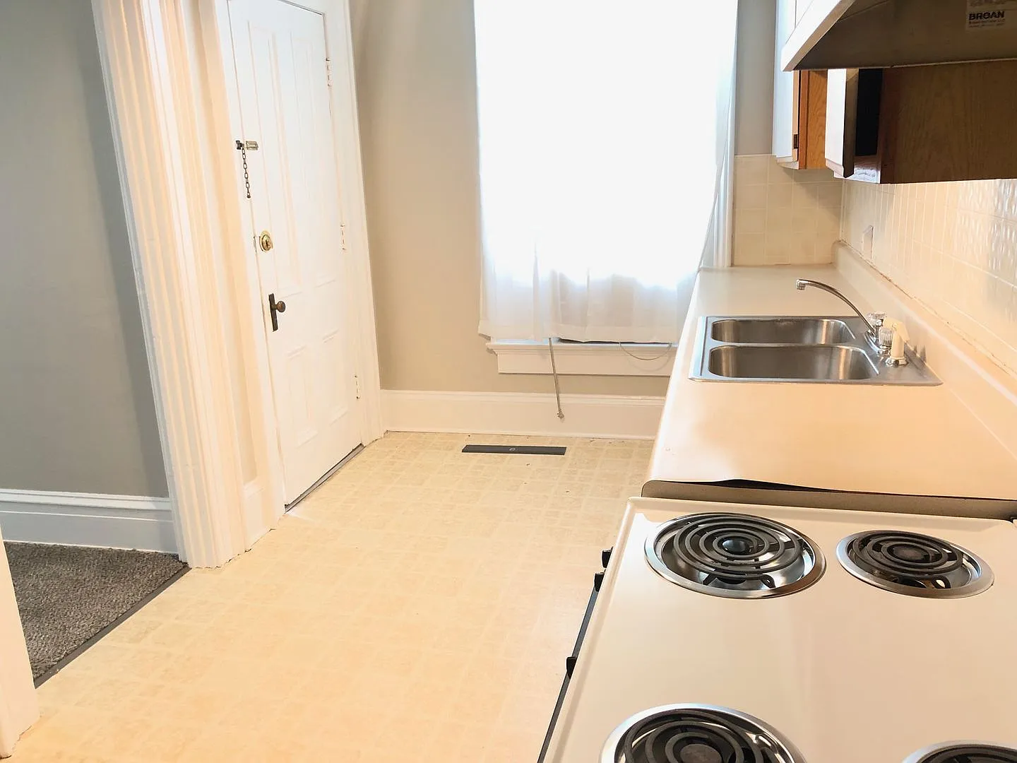 803 W Wood Street — Photo 4