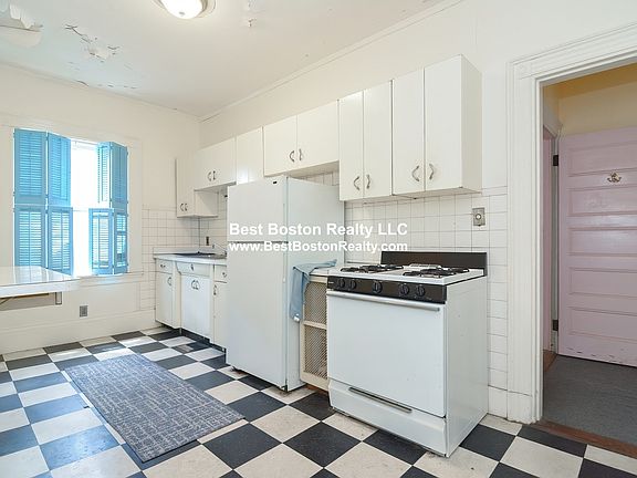 3rd image of 923 Beacon St APT 2