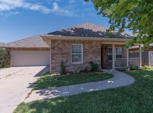 913 SW 16th St, Moore, OK 73160