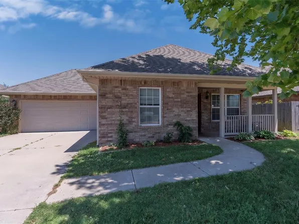 913 SW 16th St, Moore, OK 73160