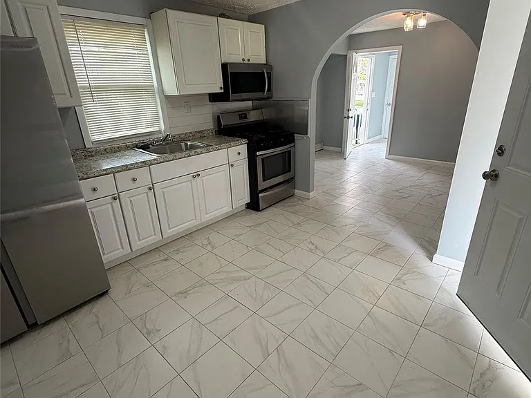480 Saint Johns St — Photo 2