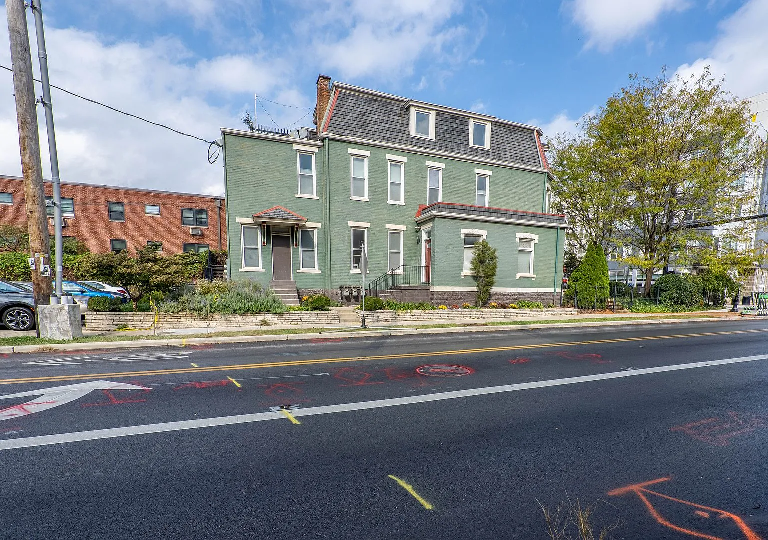 1371 N High St — Photo 2