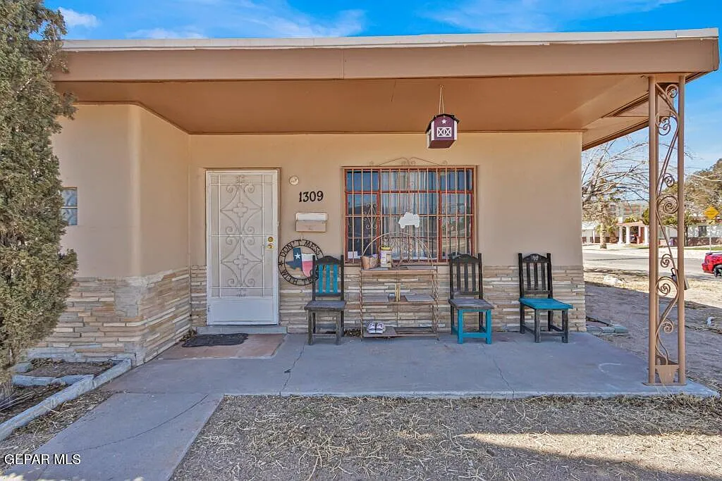 3 bed, 1.0 bath, 1127 sqft, $1,100 — Photo 3