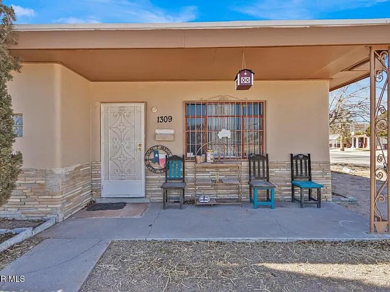 1309 Zuni Pl — Photo 3