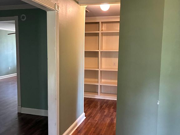 3rd image of 10566 Goodwood Blvd