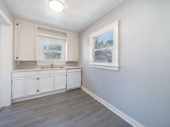 2nd image of 940 N Holyoke Ave