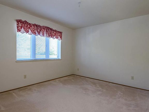 3rd image of 825 Mountain View Dr APT 4