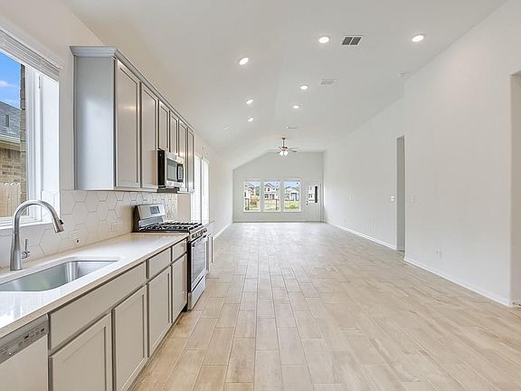 3rd image of 952 Oak Ln