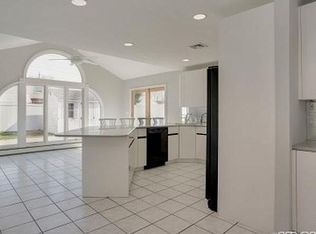 16 Park Ln, Bethpage, NY