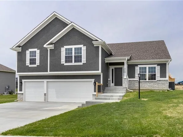 4704 Woodland Shores Dr, Saint Joseph, MO 64505