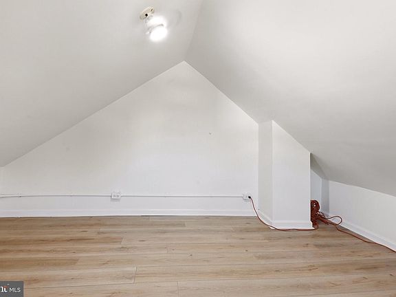 3rd image of 216 Barclay St