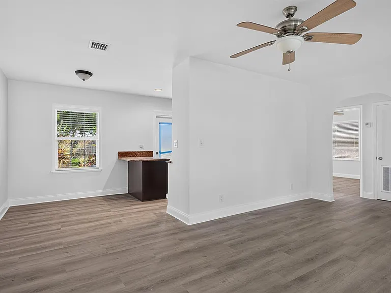 423 SW 11th Ct — Photo 7