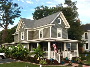 24 Main St, Wachapreague, VA 23480