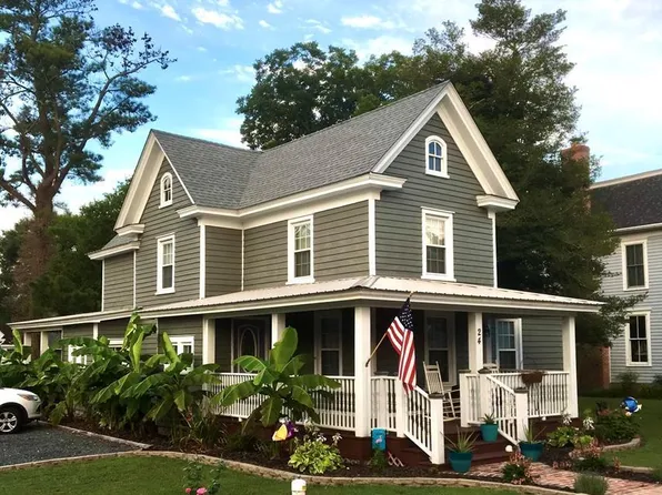 24 Main St, Wachapreague, VA 23480