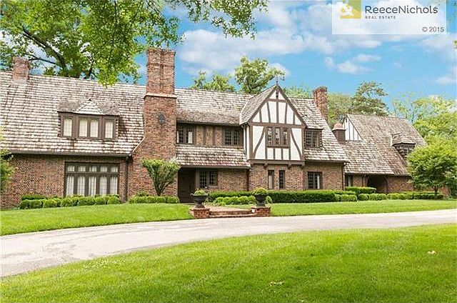5930 Mission Drive has a large circle drive that accommodates lots of cars.