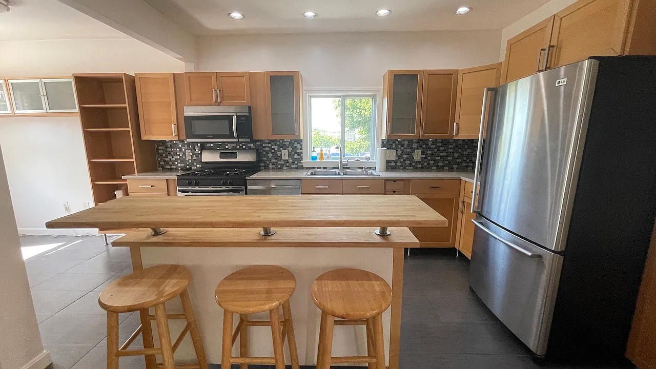 5 bed, 2000 sqft, $4,900 — Photo 2